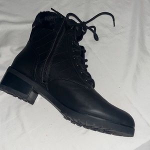 Michel kores boots size 8.5 in woman